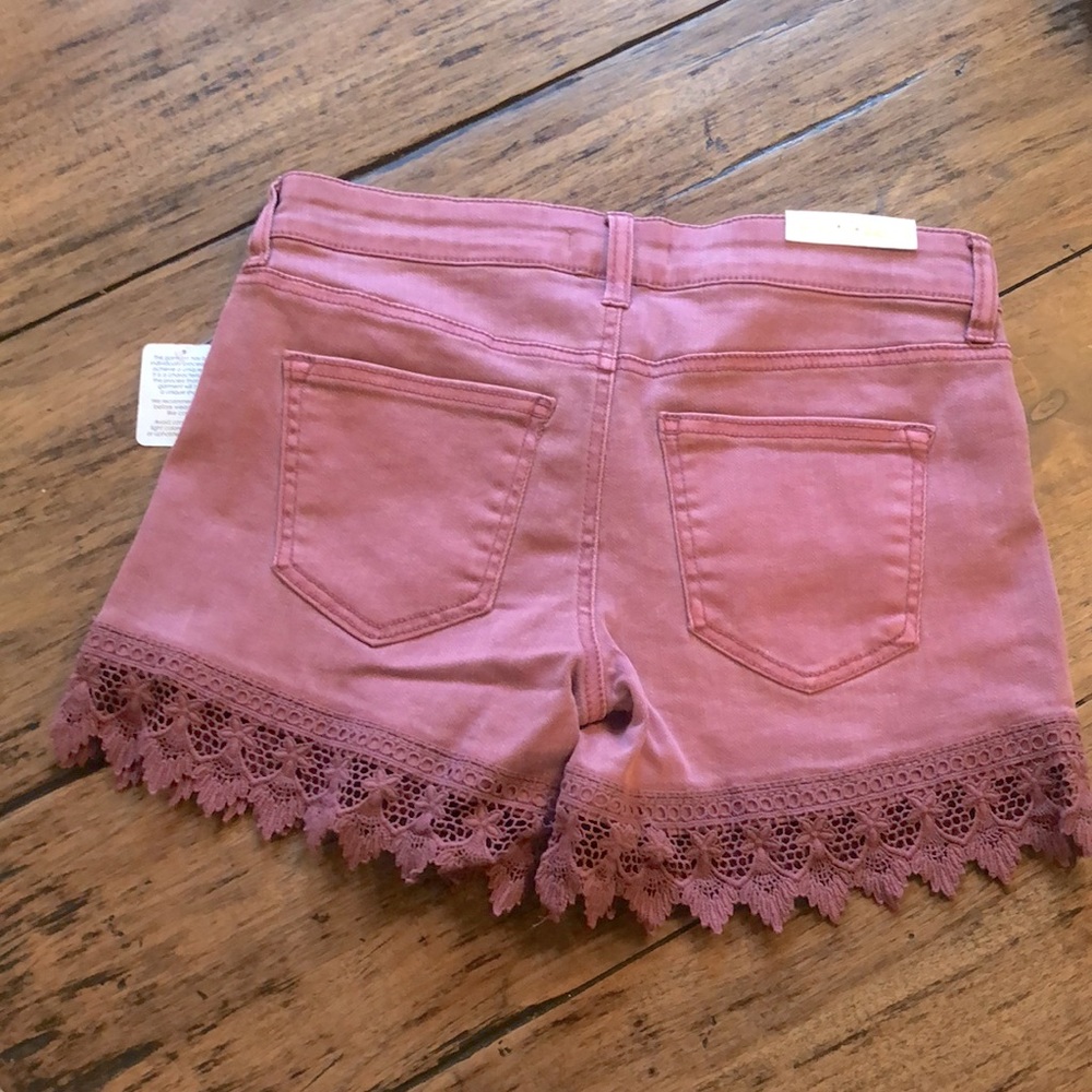 🆕 Altar’d State Blossom Rose Denim Lace Shorts.  Size 26 - Picture 2 of 3